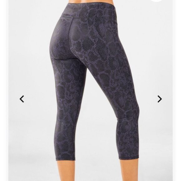 NWT Brand New Fabletics XS/2-4 Salar Printed Powerhold Crop Leggings - Picture 1 of 4